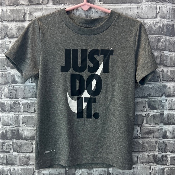Boy's Nike T-Shirt - Picture 1 of 7